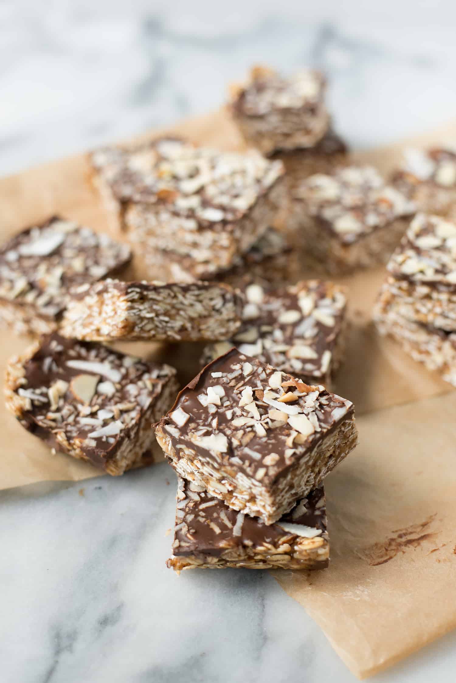 Almond Joy Granola Bars! You Are Going To Love These Healthy Granola Bars, Taste Just Like An Almond Joy. Oats, Toasted Coconut And Almond Butter Base With A Chocolate Topping. Vegan And Gluten-Free. | Www.delishknowledge.com