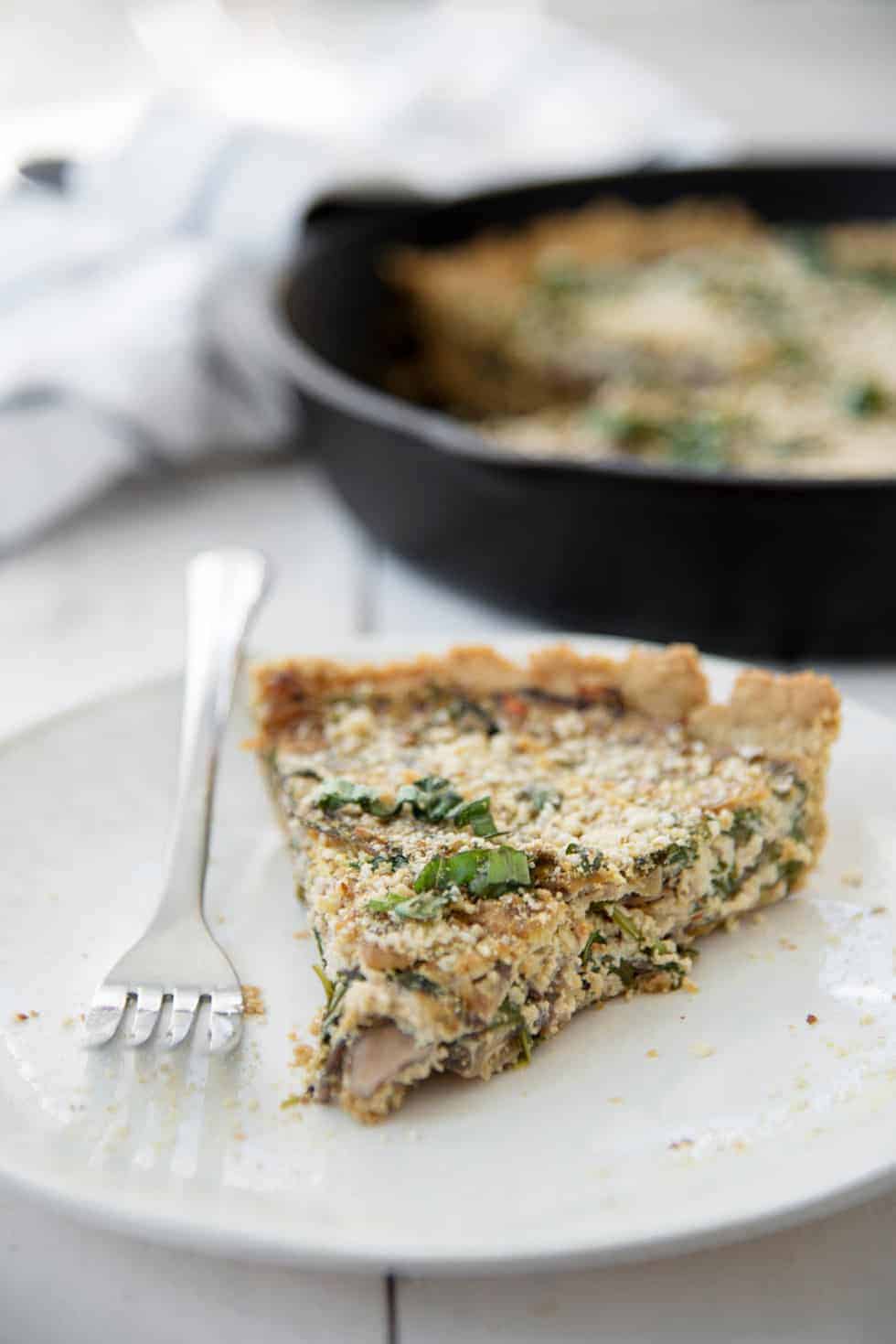 Vegan and Gluten-Free Arugula and Mushroom Quiche! Oat crust topped with mushroom and arugula tofu filling. Hearty meal, perfect for brunch, breakfast or dinner. | www.delishknowledge.com