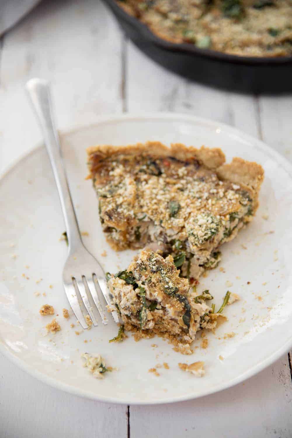 Vegan and Gluten-Free Arugula and Mushroom Quiche! Oat crust topped with mushroom and arugula tofu filling. Hearty meal, perfect for brunch, breakfast or dinner. | www.delishknowledge.com