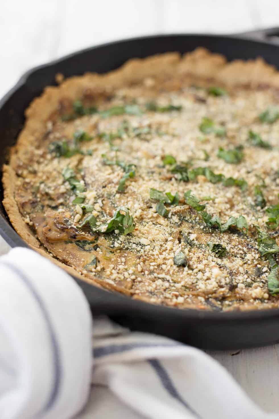 Vegan and Gluten-Free Arugula and Mushroom Quiche! Oat crust topped with mushroom and arugula tofu filling. Hearty meal, perfect for brunch, breakfast or dinner. | www.delishknowledge.com