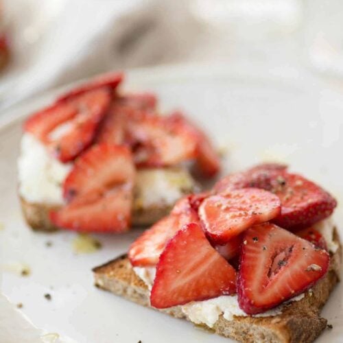 Balsamic Strawberry Ricotta Toast. The Perfect Breakfast For This Time Of Year. Balsamic Soaked Berries Spooned Onto Thick Toast With Orange Ricotta. | Delishknowledge.com