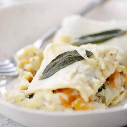 Butternut Squash And Kale Lasagna! Save This One For The Holidays. Layers Of Flavors! Homemade Béchamel Sauce, Roasted Squash, Crispy Garlic Kale And Fontina Cheese. A Must Make. | Www.delishknowledge.com #Christmas #Vegetarian #Thanksgiving #Lasagna #Butternutsquash #Healthy #Healthyrecipe