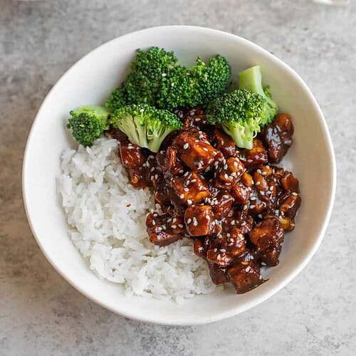 Tofu Stir Fry With Cashews And Broccoli In A Bowl