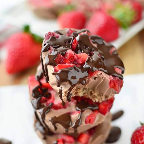 Chocolate Strawberry Cheesecake Bites! These Single Serving No-Bake Cheesecake Bites Are Perfect For Summer! Glutenfree And Vegan And So Easy! | Www.delishknowledge.com