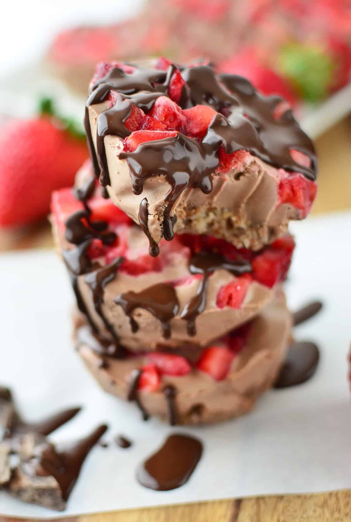 Chocolate Strawberry Cheesecake Bites! These Single Serving No-Bake Cheesecake Bites Are Perfect For Summer! Glutenfree And Vegan And So Easy! | Www.delishknowledge.com