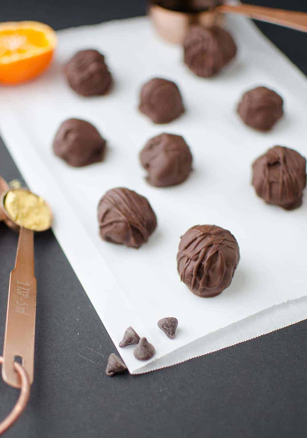 Ginger Chocolate Truffles! Mostly Raw, Vegan Ginger-Orange Caramels Dipped In Chocolate! So Easy And Delicious! Makes A Great #Diy #Christmas Gift Idea! 