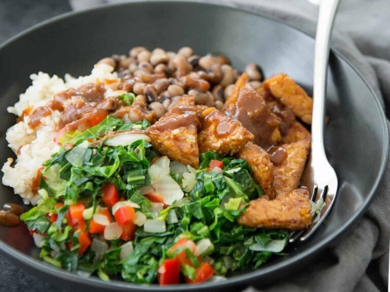 These Bowls Are Amazing! Collard Greens And Tempeh Bbq Bowls. Sauteed Greens, Brown Rice, Black-Eyed Peas, Bbq Tempeh And Sauce. Vegan &Amp;Amp; Gluten-Free | Delishknowledge.com