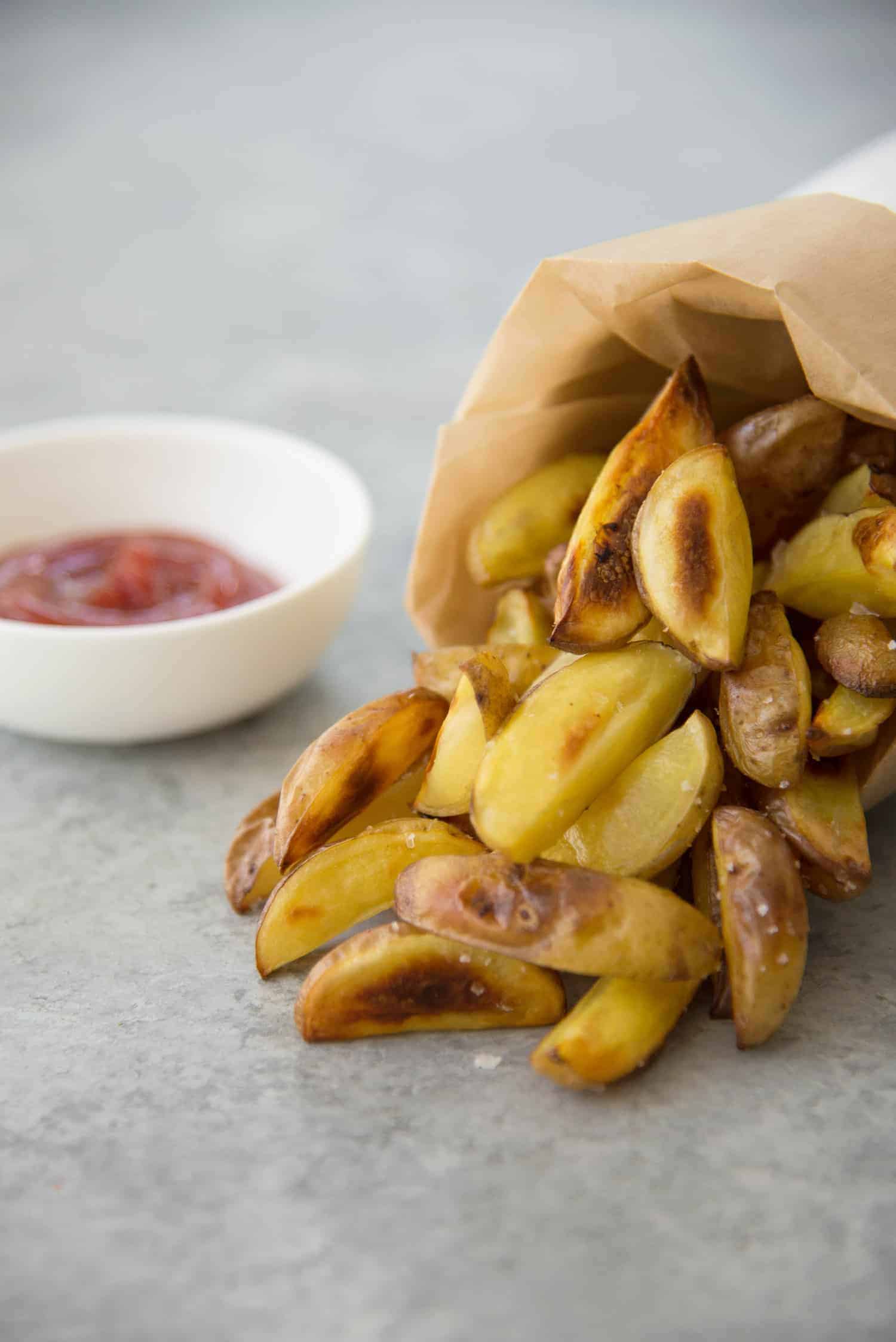 Crispy Potato Wedges! These wedges are perfectly crisp and a must for any cookout or veggie burger. | www.delishknowledge.com