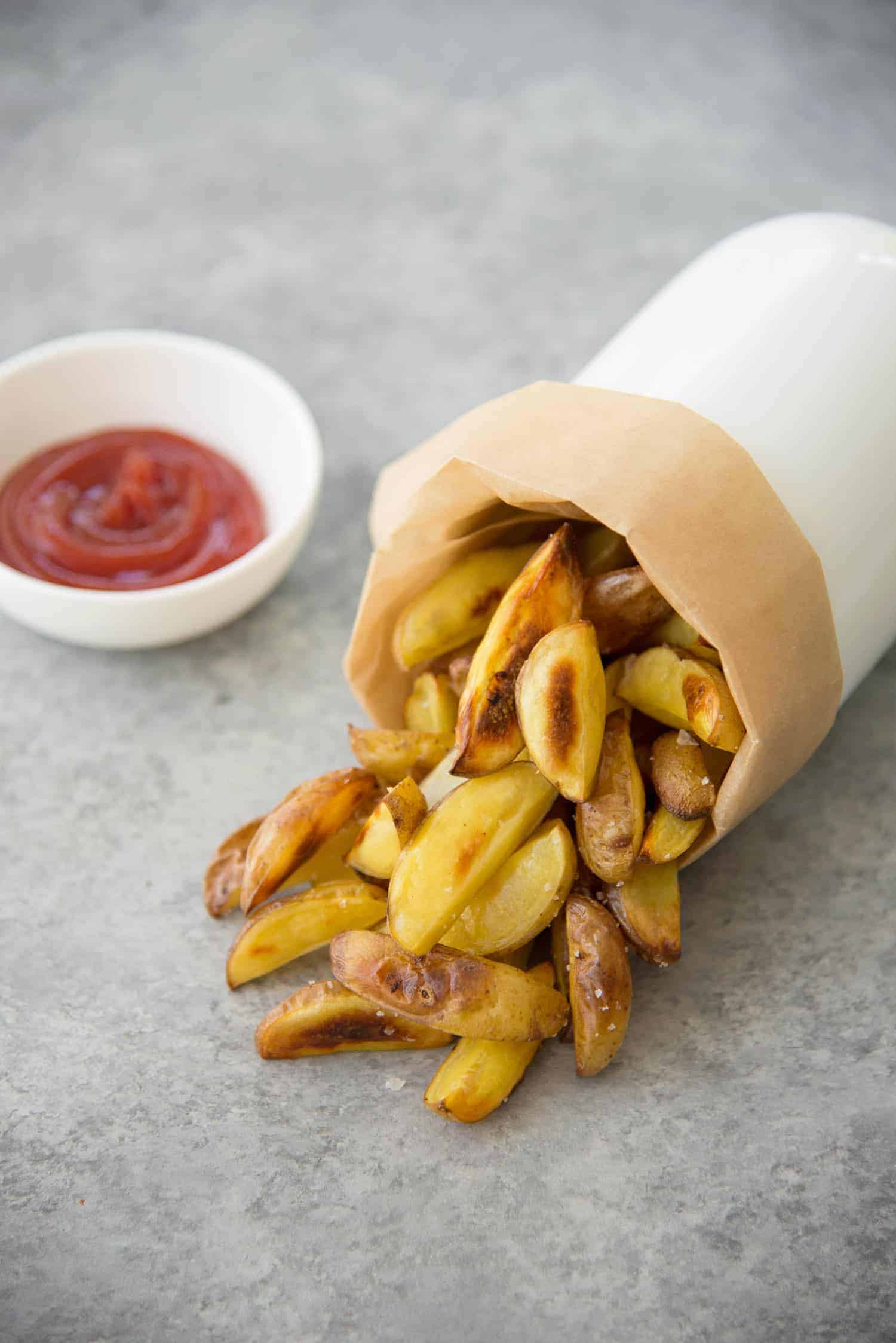 Crispy Potato Wedges! These wedges are perfectly crisp and a must for any cookout or veggie burger. | www.delishknowledge.com