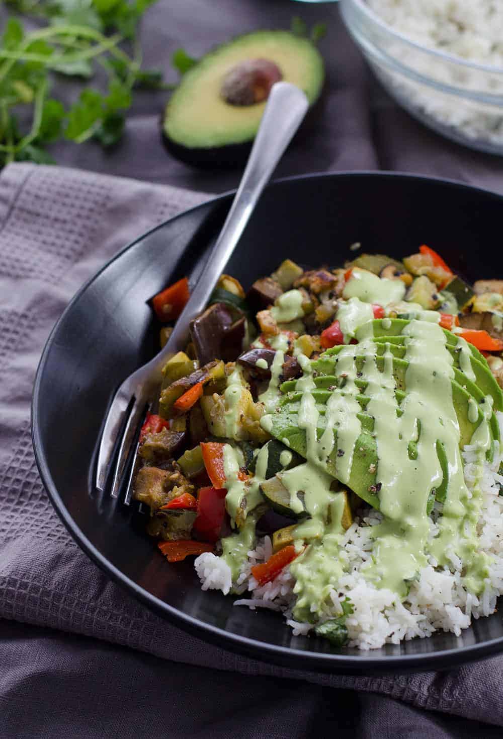 Vegetable Fajita Bowls With Creamy Cilantro Sauce! Roasted Summer Vegetables, Cilantro Rice, Avocado And A Creamy, Dairy-Free Cilantro Sauce. Vegan And Glutenfree | Www.delishknowledge.com