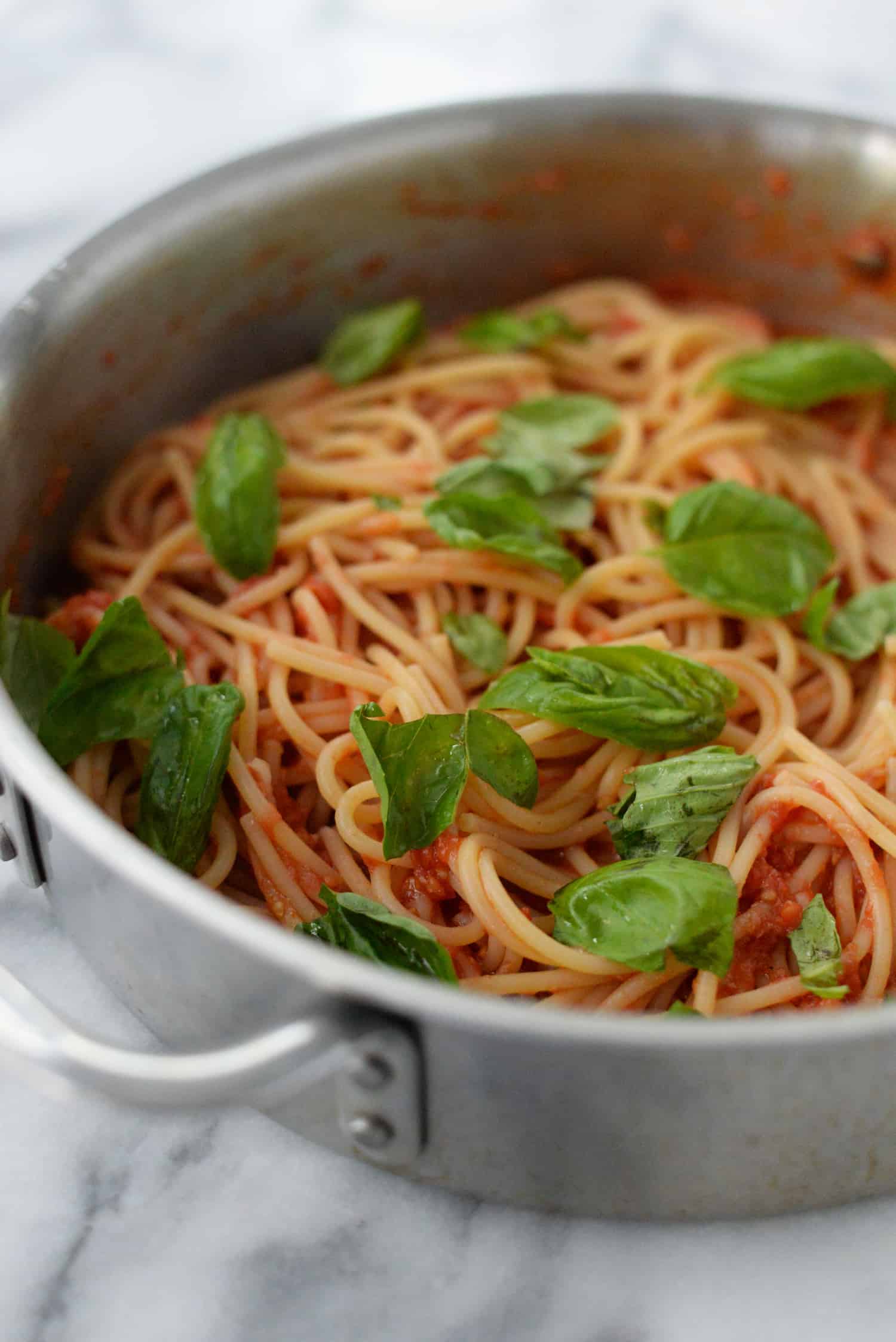 Fresh Tomato Sauce With Spaghetti! This Cheaters Pomodoro Is The Only Recipe You Need For Summer Tomatoes! A Trick For Perfect Tomato Sauce Without Any Fancy Tools. Ready In Just 20 Minutes! Vegan And Vegetarian. | Www.delishknowledge.com