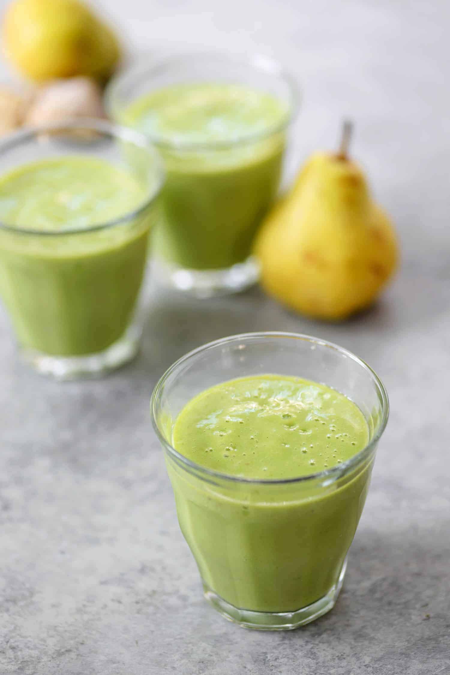 Ginger Pear Smoothie! You'Ve Gotta Try This Healthy Green Smoothie Option With Pear, Ginger, Spinach And Cinnamon. Vegan And Gluten-Free | Www.delishknowledge.com