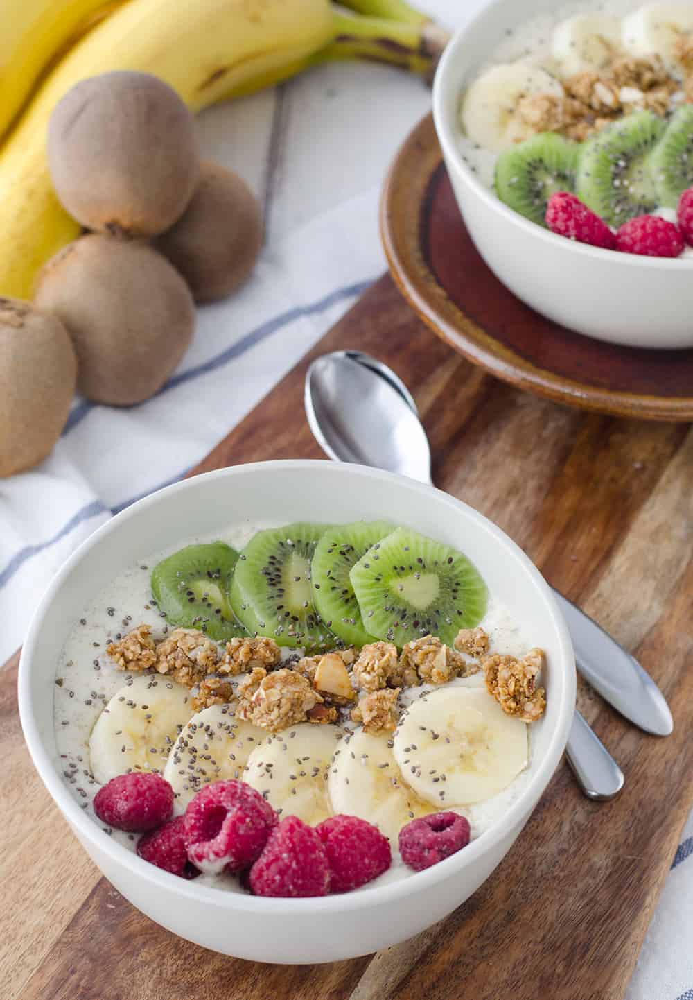 New Zealand Inspired Smoothie Bowls! Kiwi Vanilla Smoothie Bowls Topped With Hokey Pokey Granola. A Healthy Breakfast, Packed With Almost 20 Grams Of Protein. | Www.delishknowledge.com