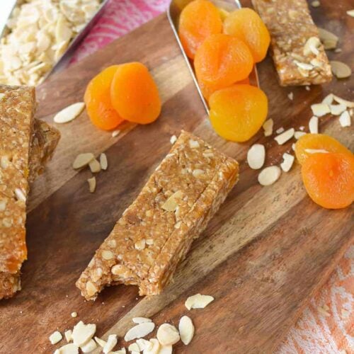 No Bake Almond Apricot Granola Bars! These Healthy Energy Bars Take Less Than 10 Minutes To Make And Are Packed With Protein, Fiber And Nutrition! Gluten-Free With #Vegan Option | Www.delishknowledge.com
