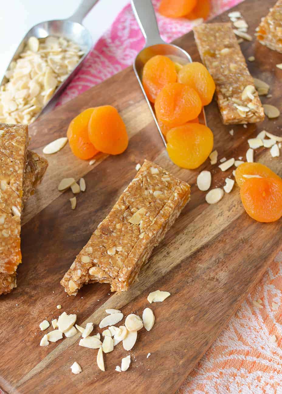 No Bake Almond Apricot Granola Bars! These Healthy Energy Bars Take Less Than 10 Minutes To Make And Are Packed With Protein, Fiber And Nutrition! Gluten-Free With #Vegan Option | Www.delishknowledge.com