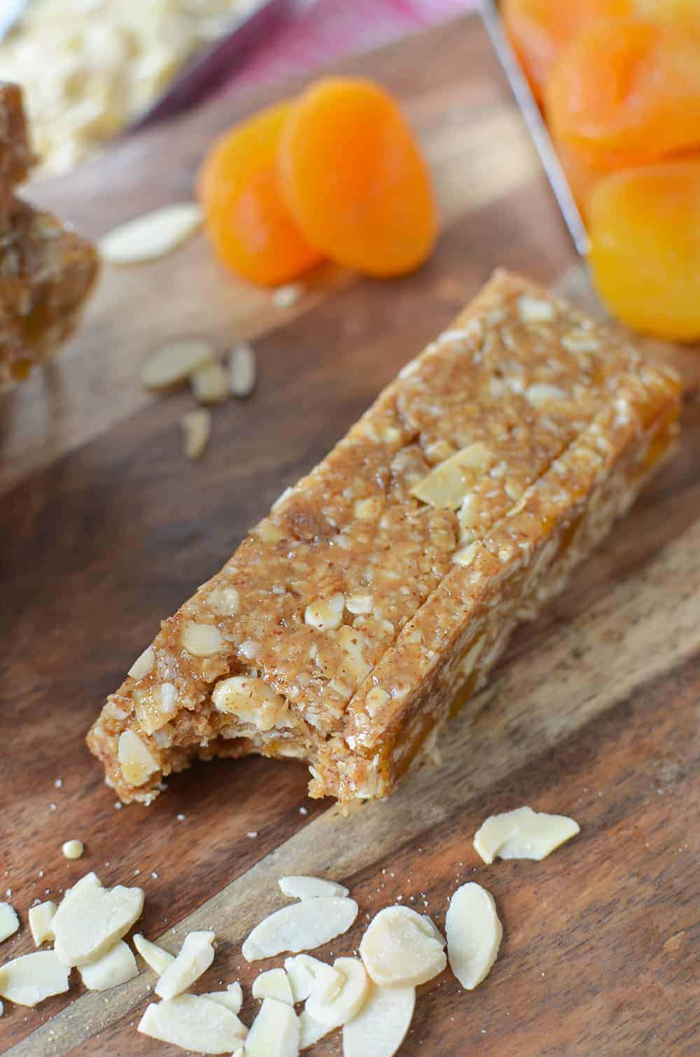 No Bake Almond Apricot Granola Bars! These Healthy Energy Bars Take Less Than 10 Minutes To Make And Are Packed With Protein, Fiber And Nutrition! Gluten-Free With #Vegan Option | Www.delishknowledge.com