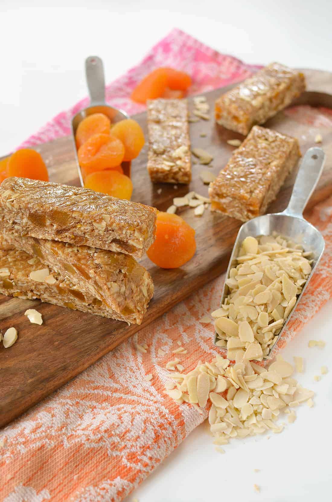 No Bake Almond Apricot Granola Bars! These Healthy Energy Bars Take Less Than 10 Minutes To Make And Are Packed With Protein, Fiber And Nutrition! Gluten-Free With #Vegan Option | Www.delishknowledge.com