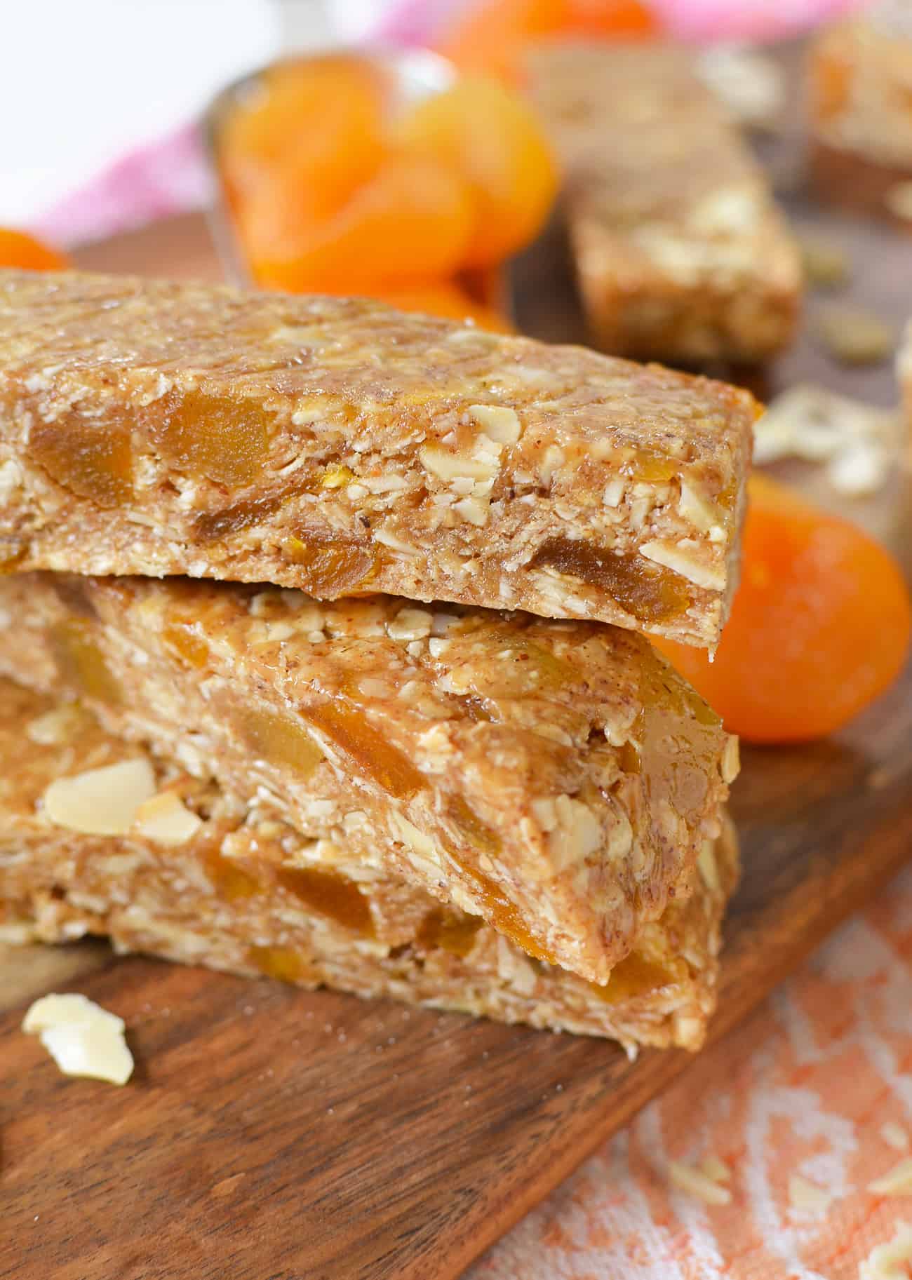 No Bake Almond Apricot Granola Bars! These Healthy Energy Bars Take Less Than 10 Minutes To Make And Are Packed With Protein, Fiber And Nutrition! Gluten-Free With #Vegan Option | Www.delishknowledge.com