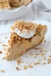 Peanut Butter Banana Cream Pie! Creamy, fluffy peanut butter and banana filling topped in a graham cracker crust. #Dairy-Free & #Vegan | www.delishknowledge.com