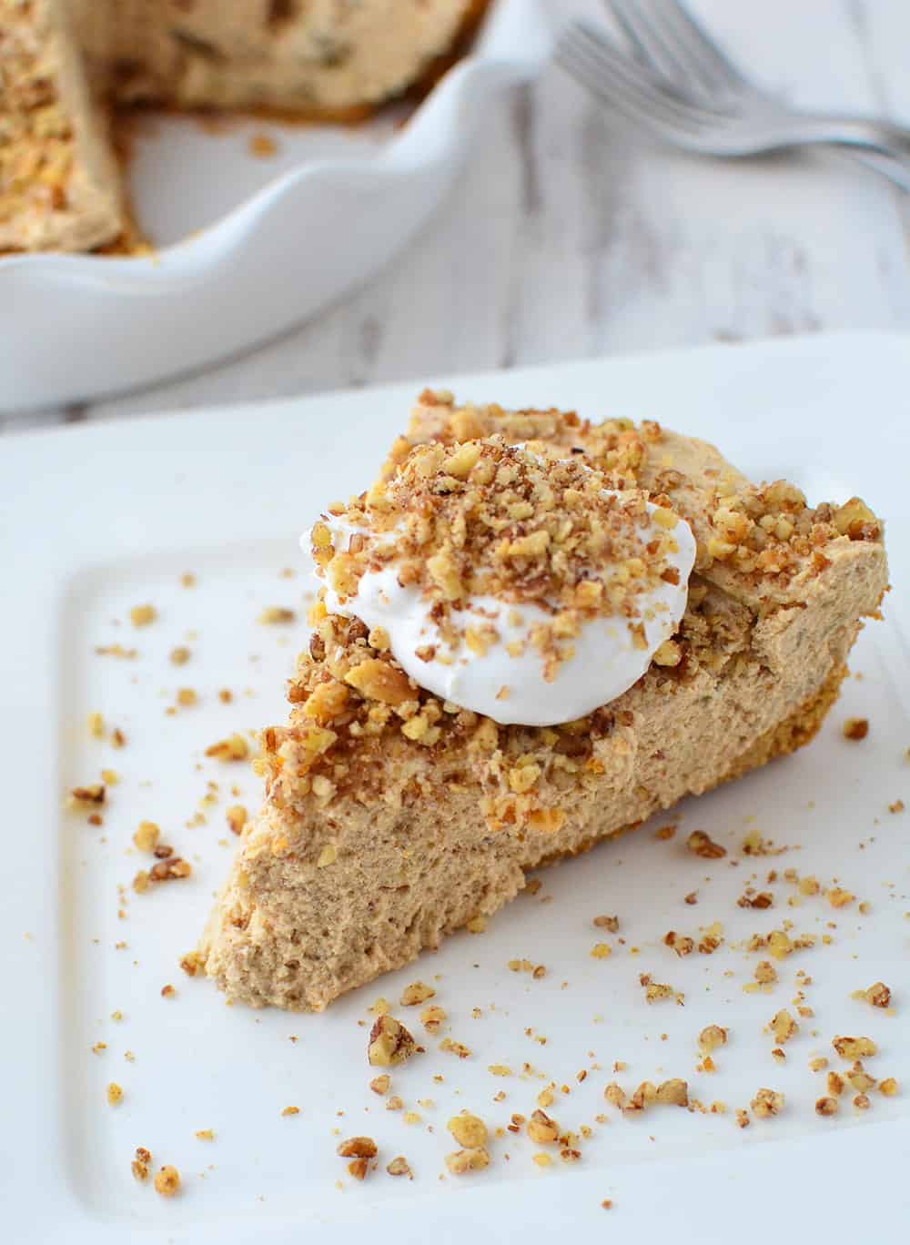 Peanut Butter Banana Cream Pie! Creamy, Fluffy Peanut Butter And Banana Filling Topped In A Graham Cracker Crust. #Dairy-Free &Amp; #Vegan | Www.delishknowledge.com