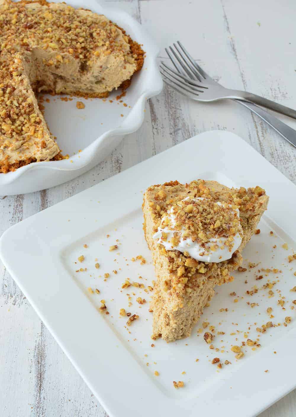 Peanut Butter Banana Cream Pie! Creamy, Fluffy Peanut Butter And Banana Filling Topped In A Graham Cracker Crust. #Dairy-Free &Amp; #Vegan | Www.delishknowledge.com