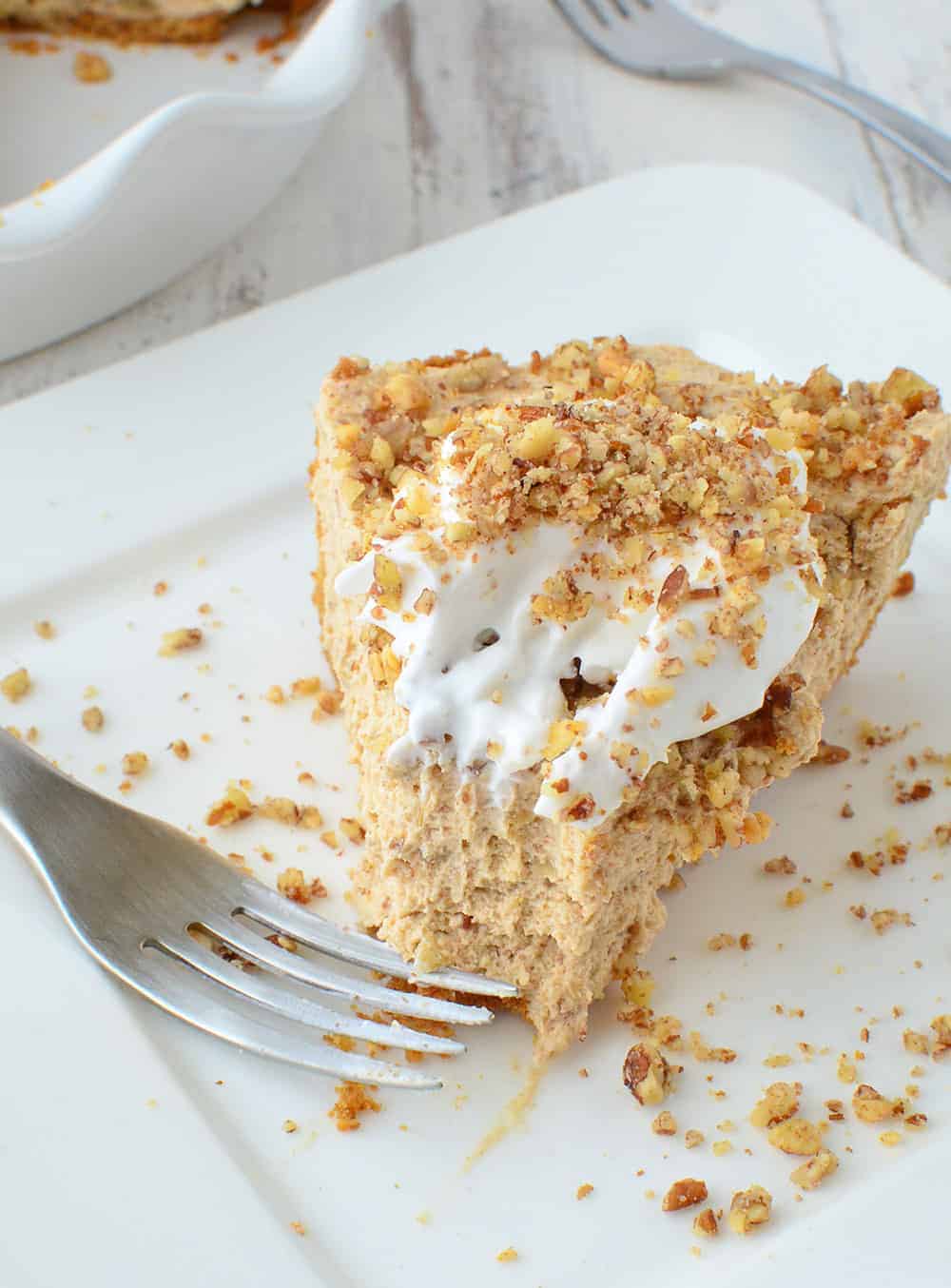 Peanut Butter Banana Cream Pie! Creamy, Fluffy Peanut Butter And Banana Filling Topped In A Graham Cracker Crust. #Dairy-Free &Amp; #Vegan | Www.delishknowledge.com