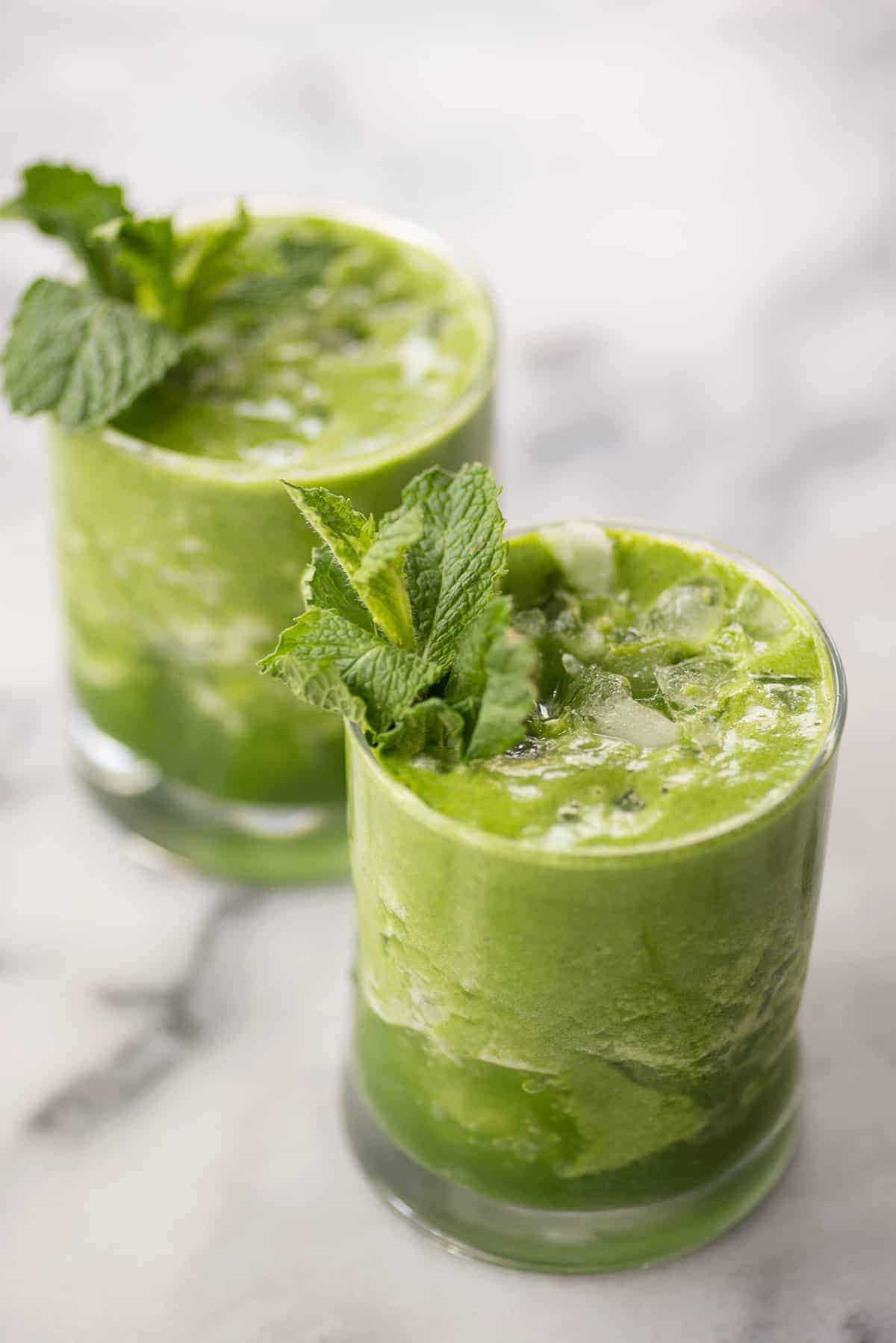 Pineapple Mint Green Drink! Tastes Like A Pineapple Mojito. Mint, Kale, Pineapple And Lime, A Refreshing Juice For Spring And Summer. Vegan And Gluten-Free. | Delishknowledge.com