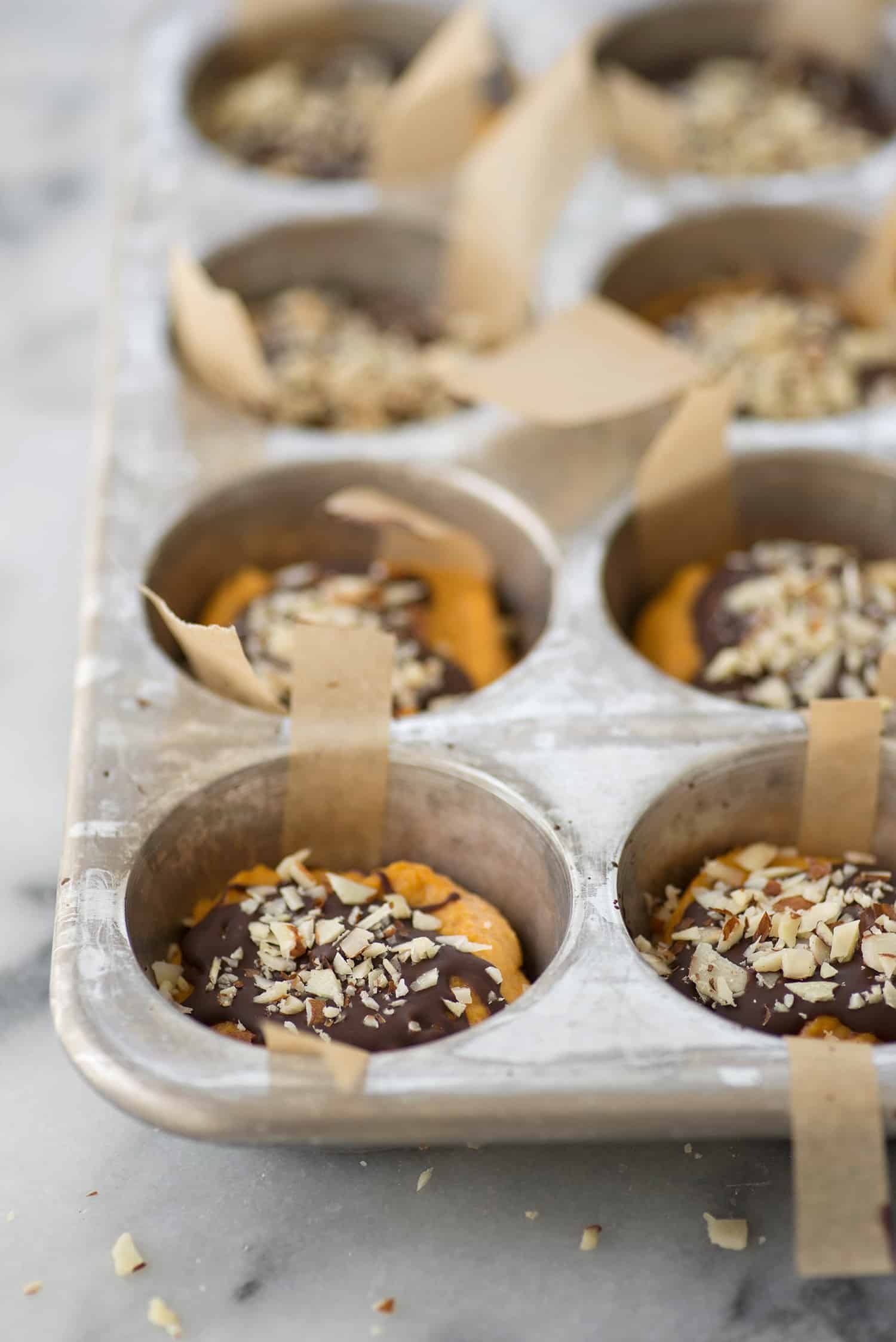 Pumpkin Chocolate Dessert Cups 8 Pumpkin Chocolate Cups! You'Ve Gotta Make These For Fall And Halloween. A Chocolate Cup Base With Creamy Pumpkin Filling, More Chocolate And Almonds. Vegan And Gluten-Free. | Www.delishknowledge.com