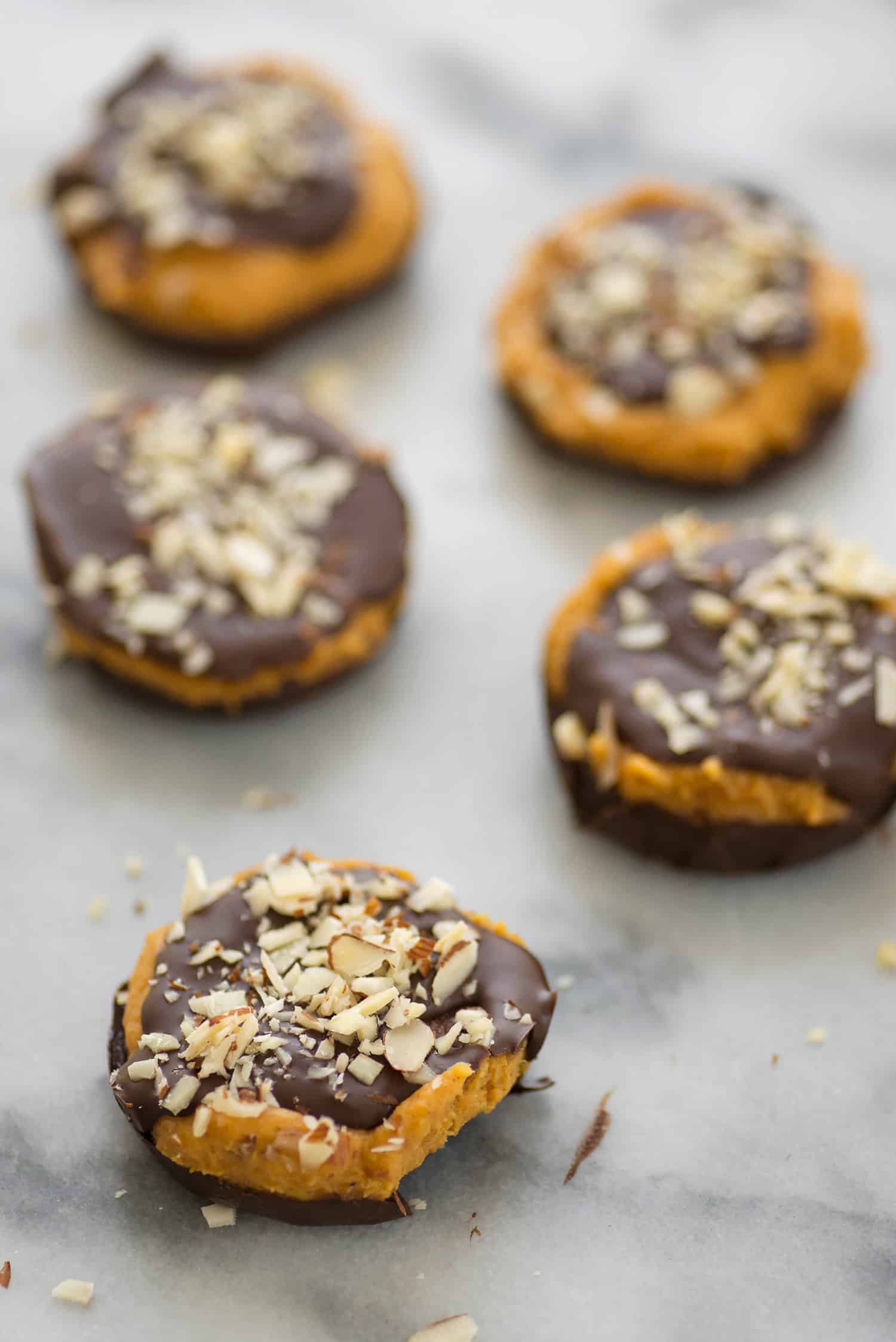 Pumpkin Chocolate Dessert Cups 6 Pumpkin Chocolate Cups! You'Ve Gotta Make These For Fall And Halloween. A Chocolate Cup Base With Creamy Pumpkin Filling, More Chocolate And Almonds. Vegan And Gluten-Free. | Www.delishknowledge.com