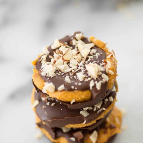 Pumpkin Chocolate Cups! You'Ve Gotta Make These For Fall And Halloween. A Chocolate Cup Base With Creamy Pumpkin Filling, More Chocolate And Almonds. Vegan And Gluten-Free. | Www.delishknowledge.com