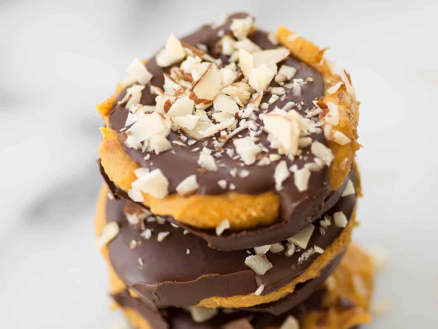 Pumpkin Chocolate Cups! You've gotta make these for Fall and Halloween. A chocolate cup base with creamy pumpkin filling, more chocolate and almonds. Vegan and Gluten-Free. | www.delishknowledge.com