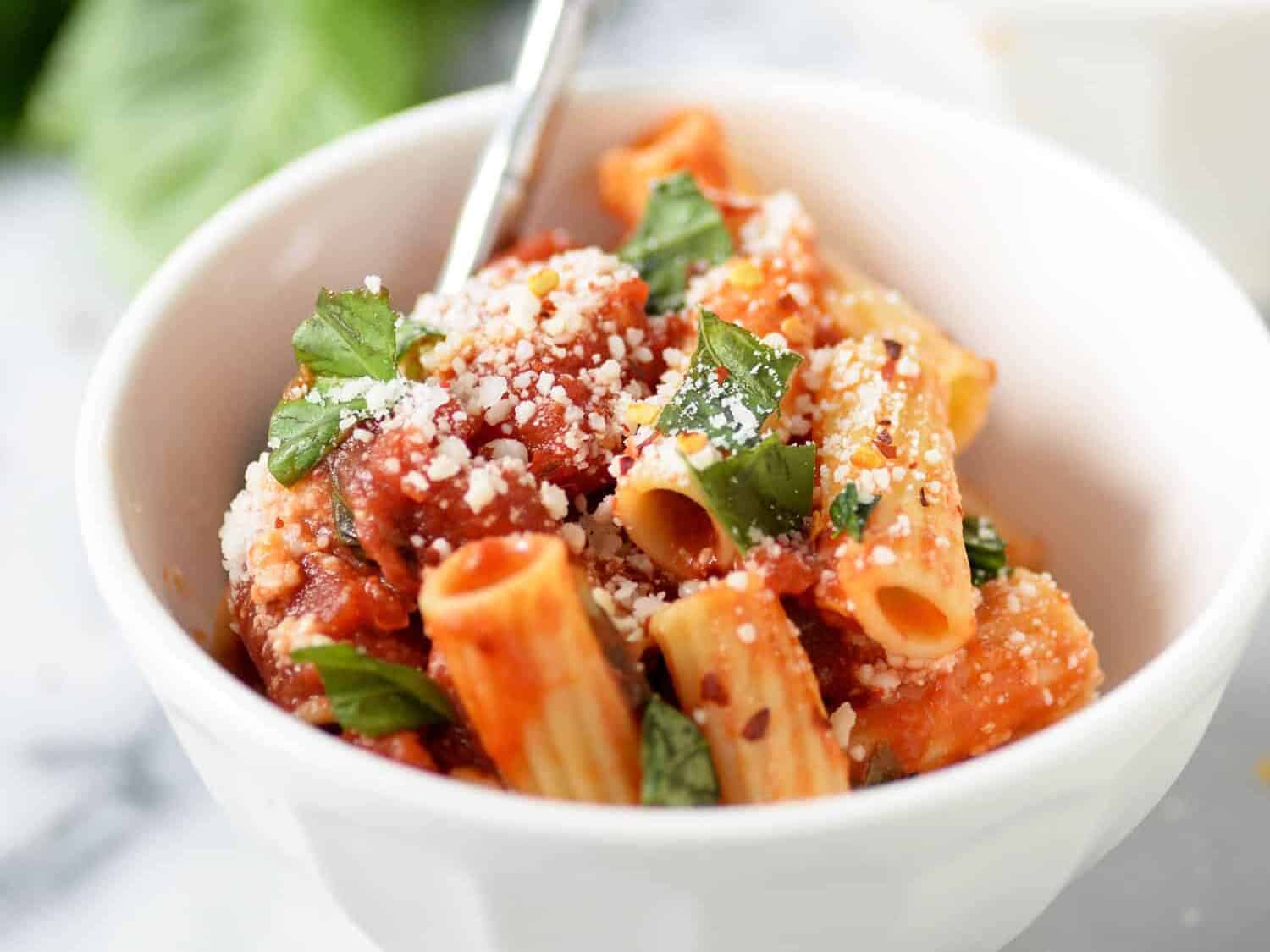 12 Recipes that Cost $10 or Less 5 Spicy Arrabbiata Sauce! If You Like Heat Then You'Ve Gotta Try This Healthy Pasta Sauce. Homemade Tomato Sauce With Crushed Red Pepper And Lots Of Garlic. Delicious And Healthy! #Vegan #Vegetarian #Glutenfree #Pasta #Italian #Dinner #Tomato #Sauce #Weeknightdinner #Spicy | Www.delishknowledge.com