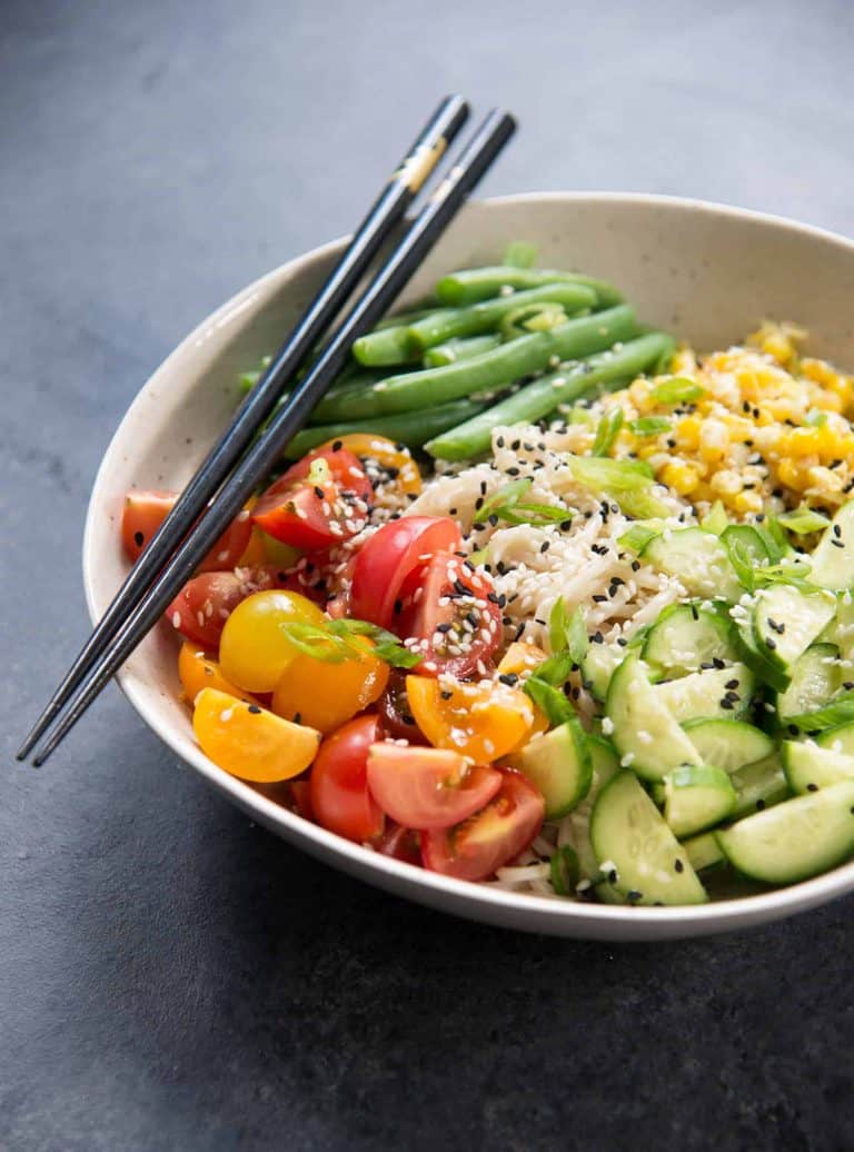 Summer Ramen Noodle Salad! You'Ve Gotta Try This Cold Salad Filled With Ramen Noodles, Green Beans, Tomatoes, Cucumbers, Corn And A Ponzu Sauce. Vegan | Www.delishknowledge.com