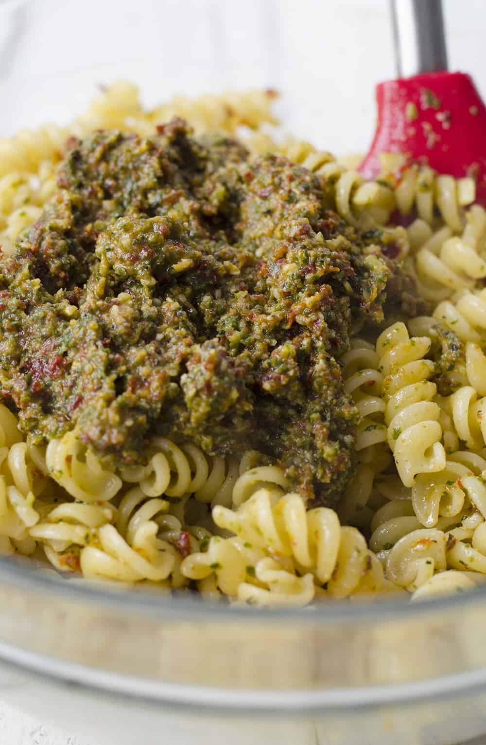 Sun Dried Tomato Pesto Pasta! This 7 Ingredient Dinner Is Ready In Just 20 Minutes, Perfect For Busy Nights! Vegetarian, Easily Vegan. | Www.delishknowledge.com