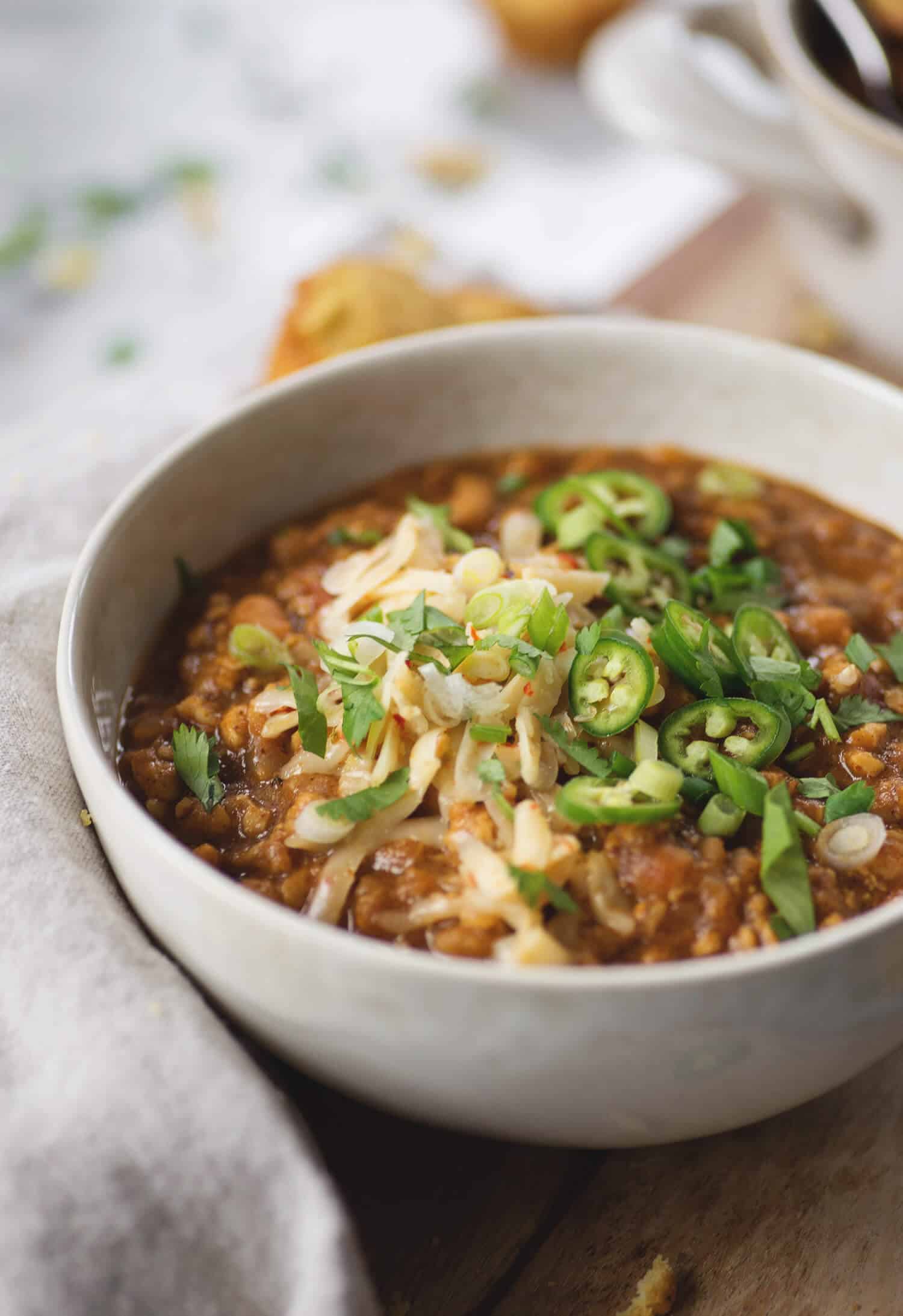 Tempeh Chili! This Is The Perfect Meatless Chili, Packed With Fiber And Protein. Rich, Hearty, Vegan And Gluten-Free. | Www.delishknowledge.com