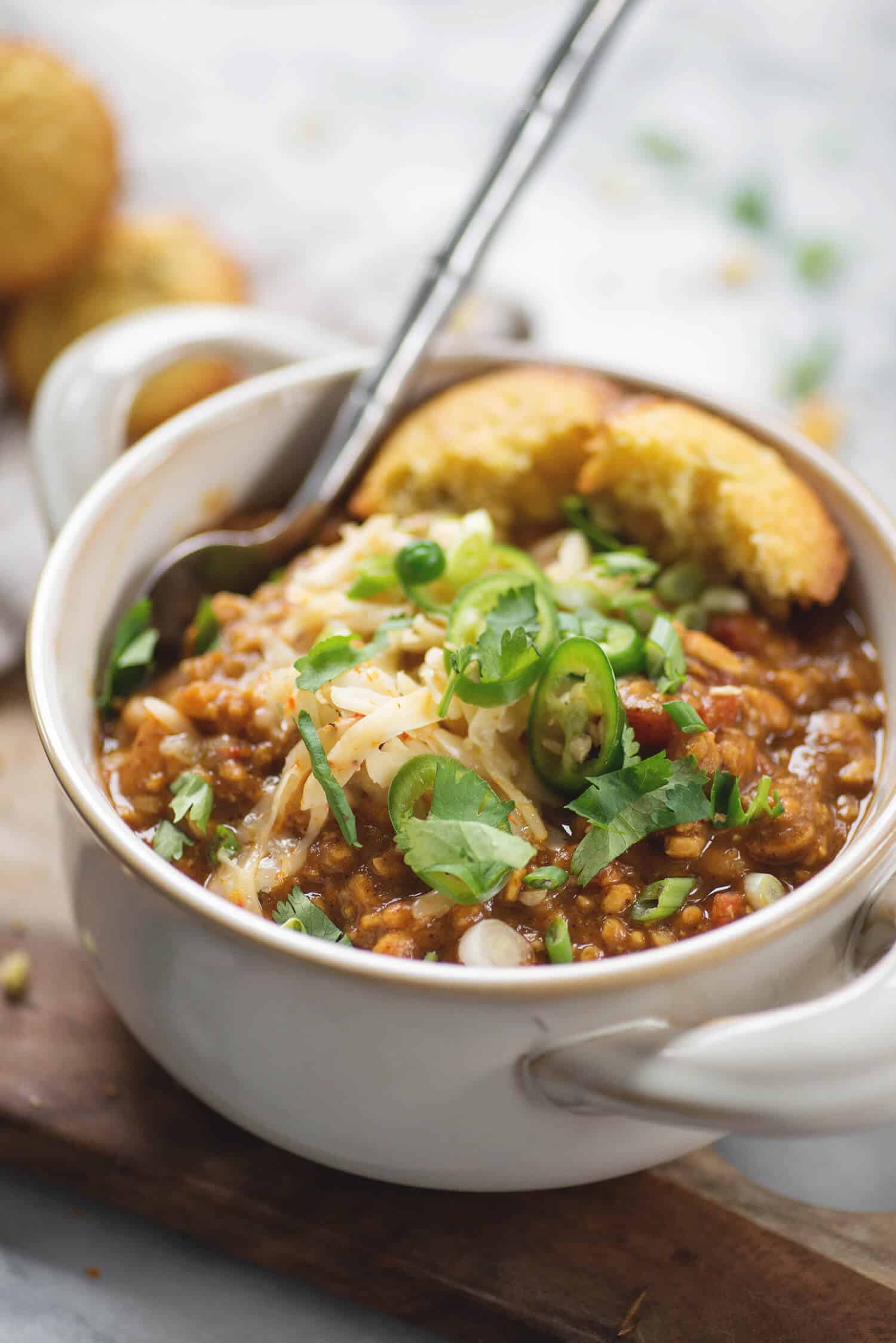 Tempeh Chili! This Is The Perfect Meatless Chili, Packed With Fiber And Protein. Rich, Hearty, Vegan And Gluten-Free. | Www.delishknowledge.com