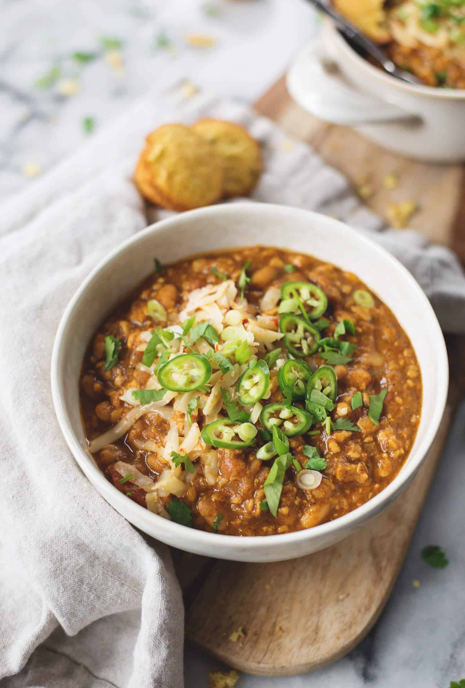 Tempeh Chili! This Is The Perfect Meatless Chili, Packed With Fiber And Protein. Rich, Hearty, Vegan And Gluten-Free. | Www.delishknowledge.com