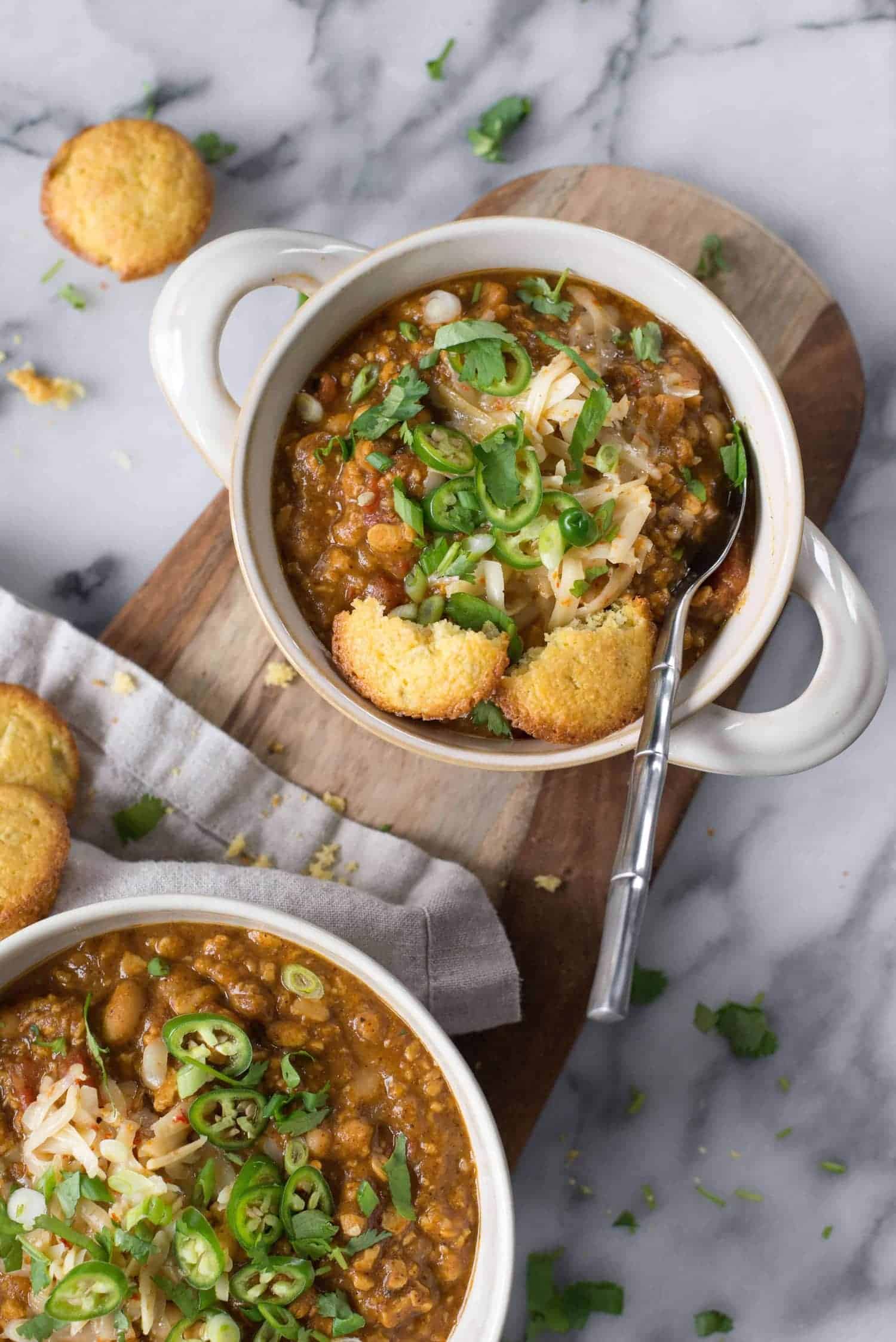 Tempeh Chili! This Is The Perfect Meatless Chili, Packed With Fiber And Protein. Rich, Hearty, Vegan And Gluten-Free. | Www.delishknowledge.com