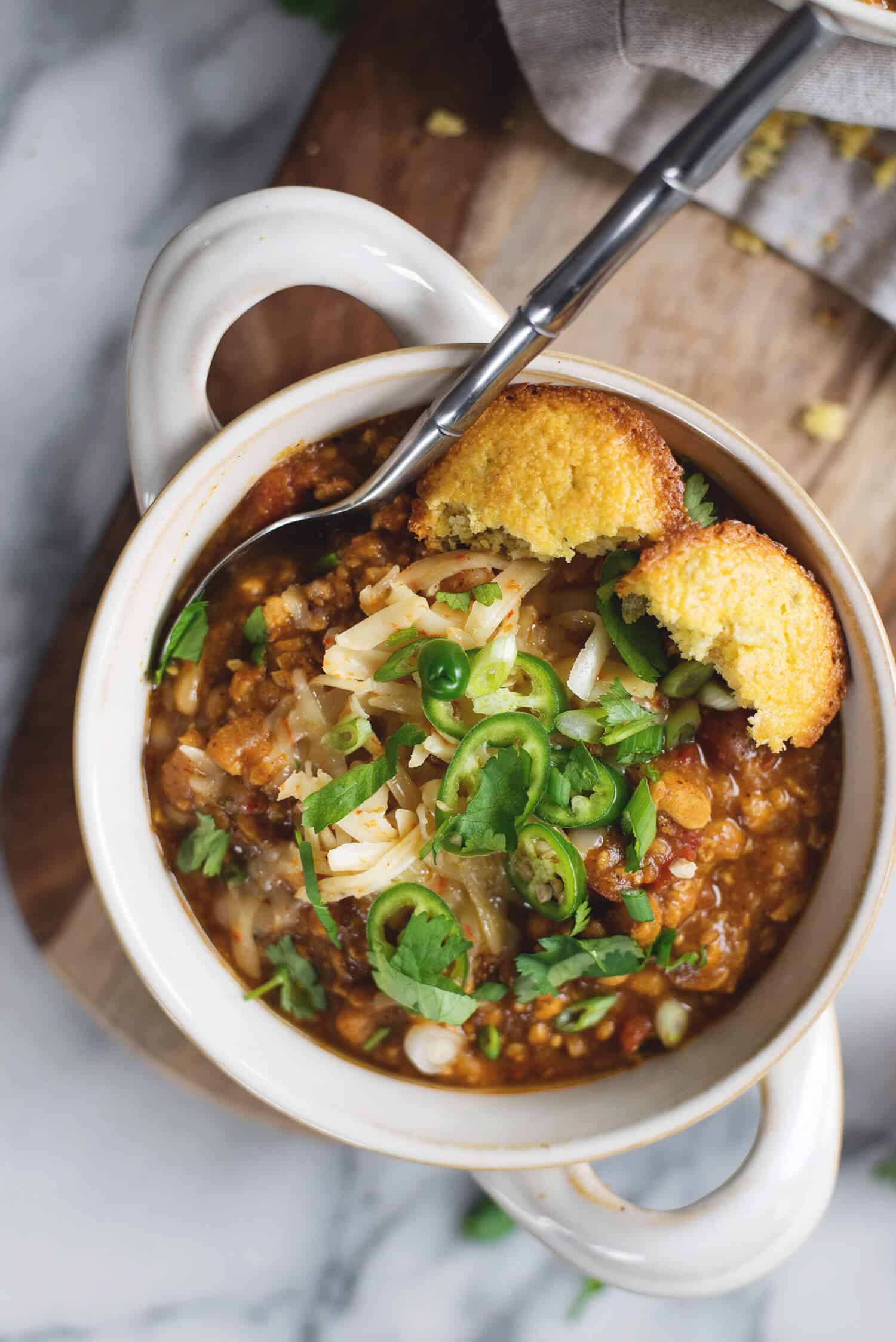 Tempeh Chili! This Is The Perfect Meatless Chili, Packed With Fiber And Protein. Rich, Hearty, Vegan And Gluten-Free. | Www.delishknowledge.com