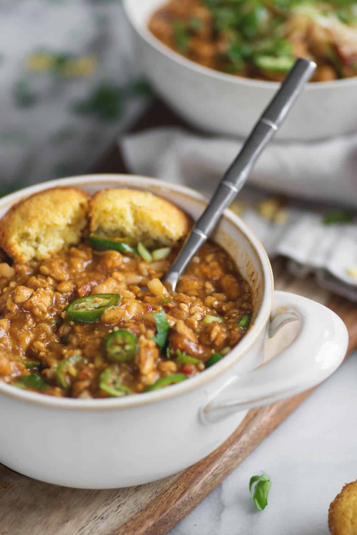 Tempeh Chili! This Is The Perfect Meatless Chili, Packed With Fiber And Protein. Rich, Hearty, Vegan And Gluten-Free. | Www.delishknowledge.com