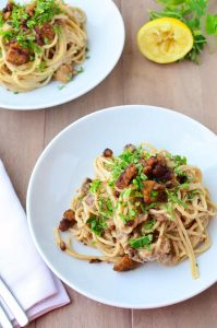 Tempeh Bacon Carbonara! Creamy cauliflower sauce with whole wheat pasta and homemade tempeh bacon! Such a healthy, low-fat recipe that taste like the creamiest pasta you've ever had! Vegan | www.delishknowledge.com