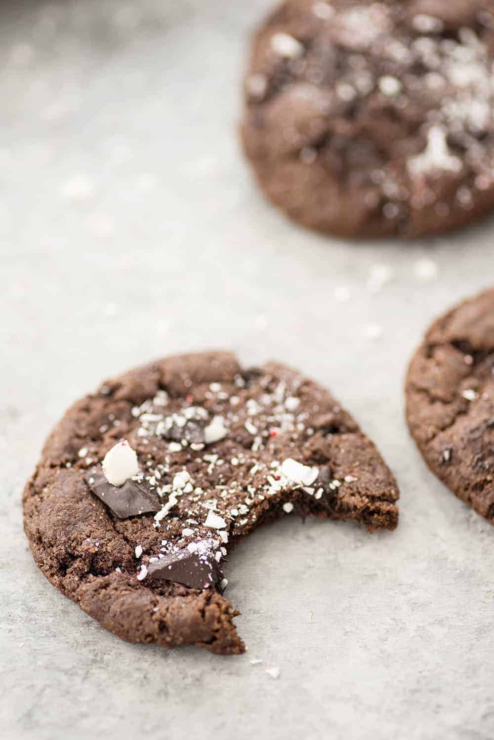 https://www.delishknowledge.com/wp-content/uploads/Vegan-Chocolate-Peppermint-Cookies8-1-of-1.jpg