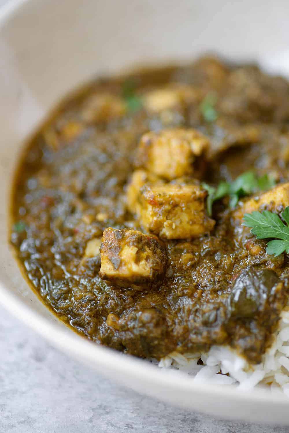 nærbillede af vegansk og glutenfri langsom komfur tofu saag paneer