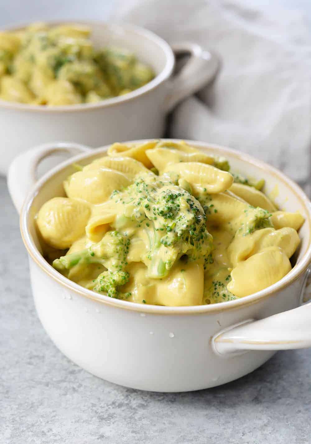 Bol de macaroni au fromage au brocoli végétalien