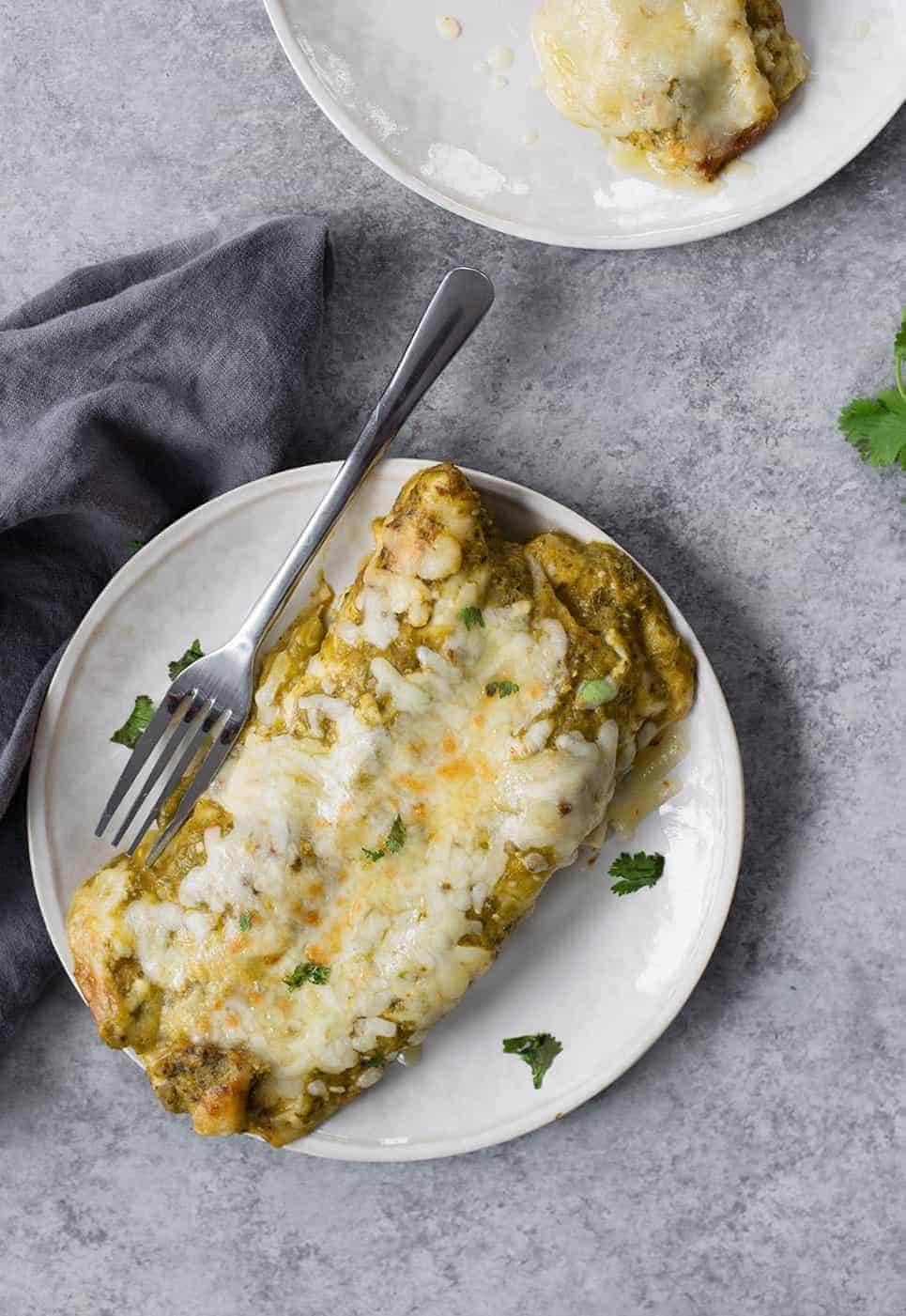 Enchiladas verdes sienillä, pavuilla ja pinaatilla