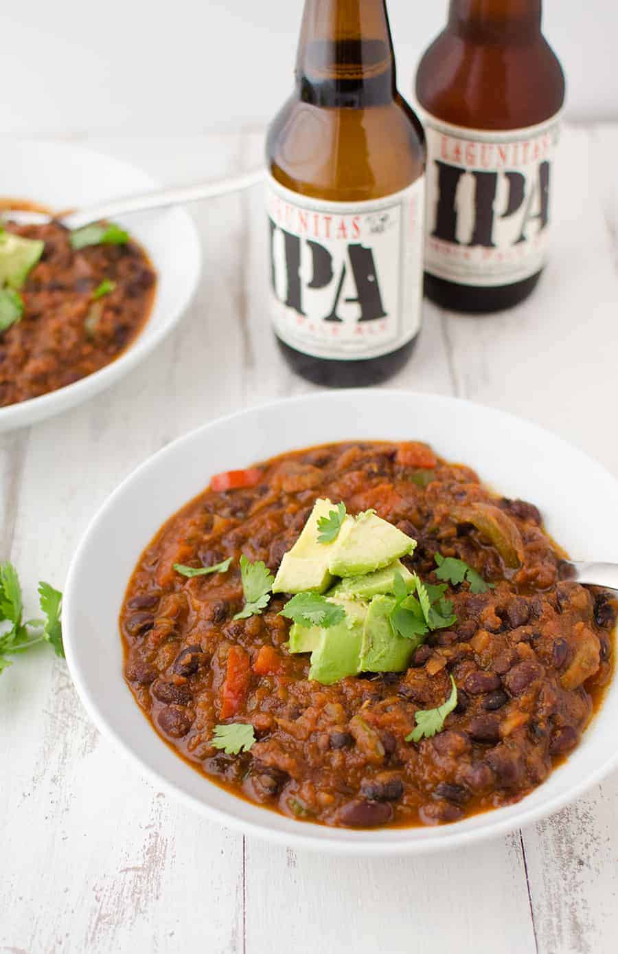 Black Bean & Beer Chili! A hearty vegetarian chili loaded with mushrooms, beans, peppers and simmered in a tangy beer sauce. 17g fiber and 22g protein in every bowl| www.delishknowledge.com