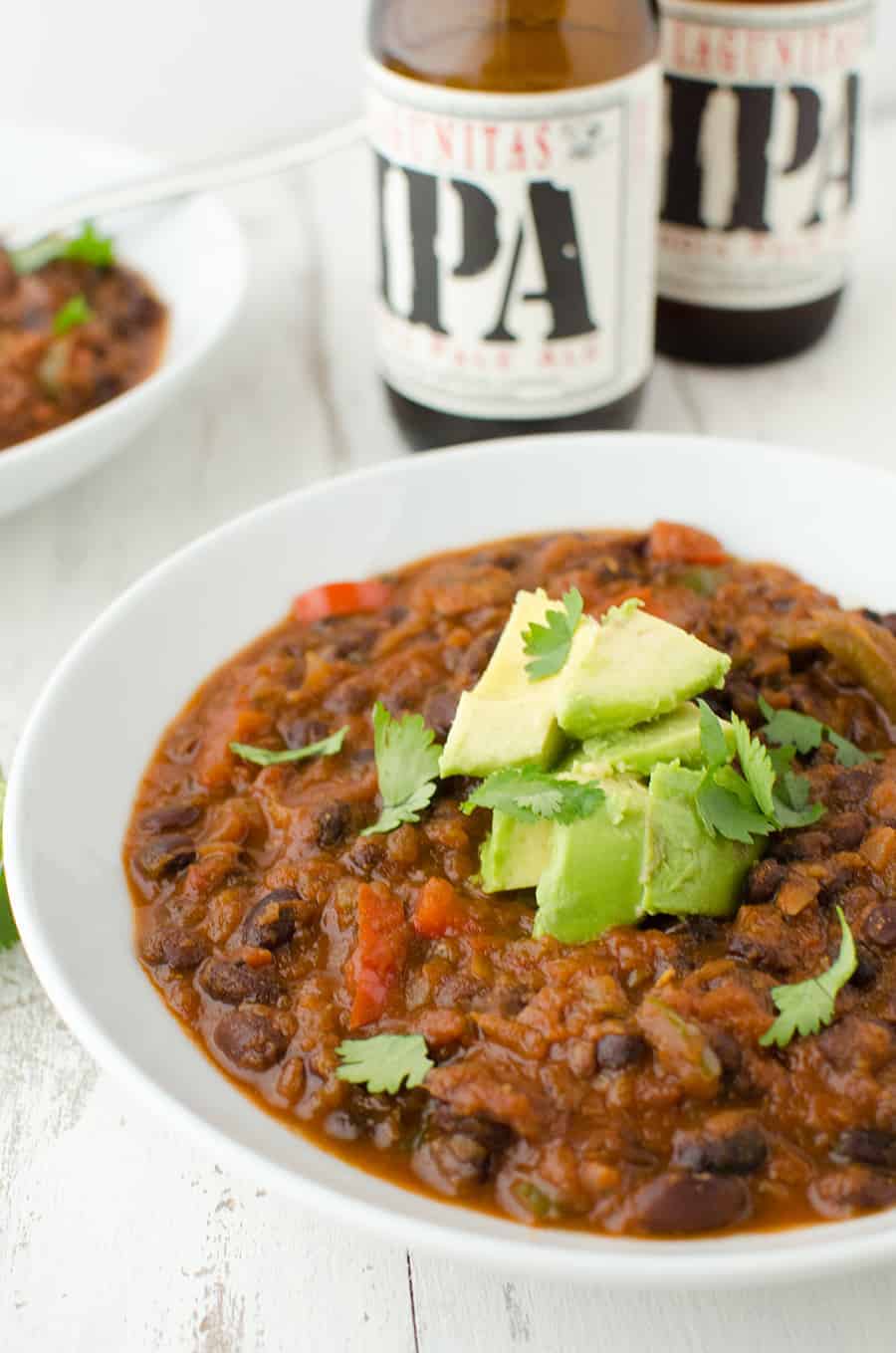 Black Bean & Beer Chili! A hearty vegetarian chili loaded with mushrooms, beans, peppers and simmered in a tangy beer sauce. 17g fiber and 22g protein in every bowl| www.delishknowledge.com