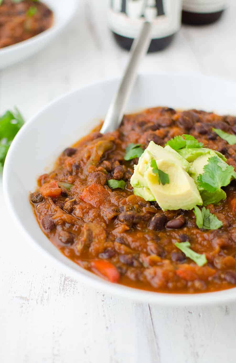 Black Bean & Beer Chili! A hearty vegetarian chili loaded with mushrooms, beans, peppers and simmered in a tangy beer sauce. 17g fiber and 22g protein in every bowl| www.delishknowledge.com