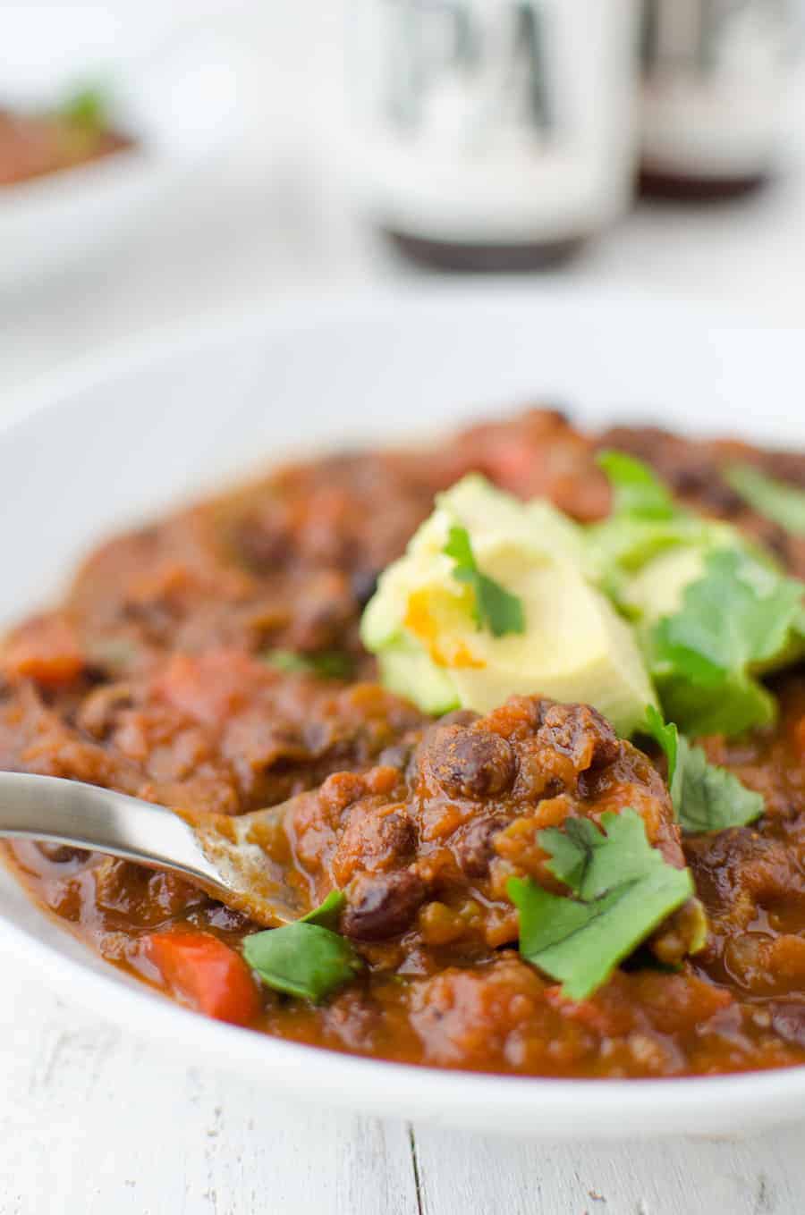 Black Bean & Beer Chili! A hearty vegetarian chili loaded with mushrooms, beans, peppers and simmered in a tangy beer sauce. 17g fiber and 22g protein in every bowl| www.delishknowledge.com