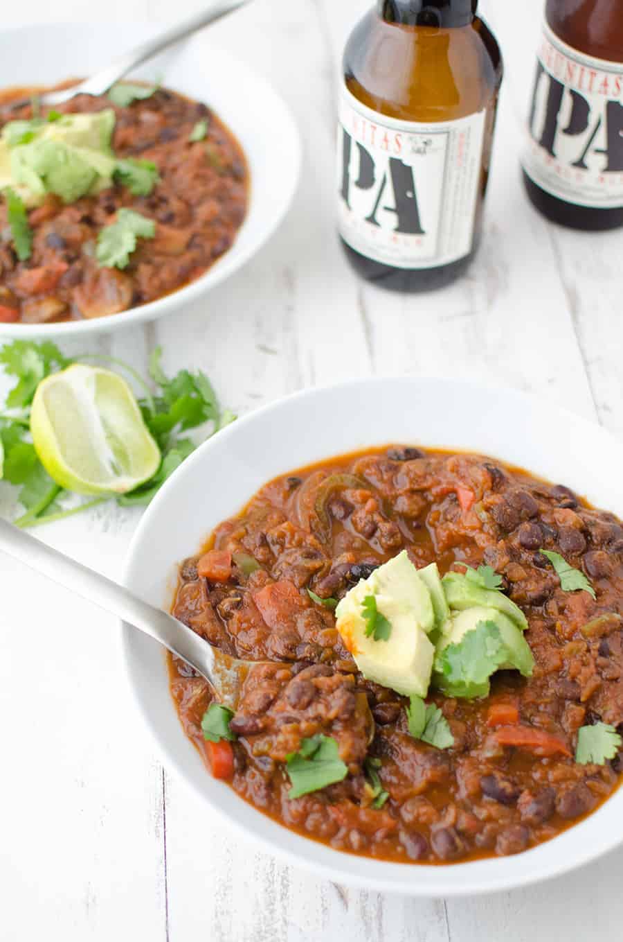 Black Bean & Beer Chili! A hearty vegetarian chili loaded with mushrooms, beans, peppers and simmered in a tangy beer sauce. 17g fiber and 22g protein in every bowl| www.delishknowledge.com